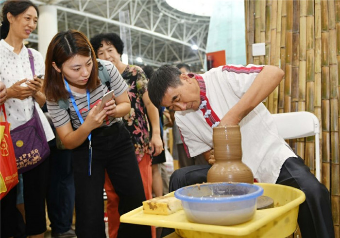 博瑞传播：签署非遗博览园合作协议