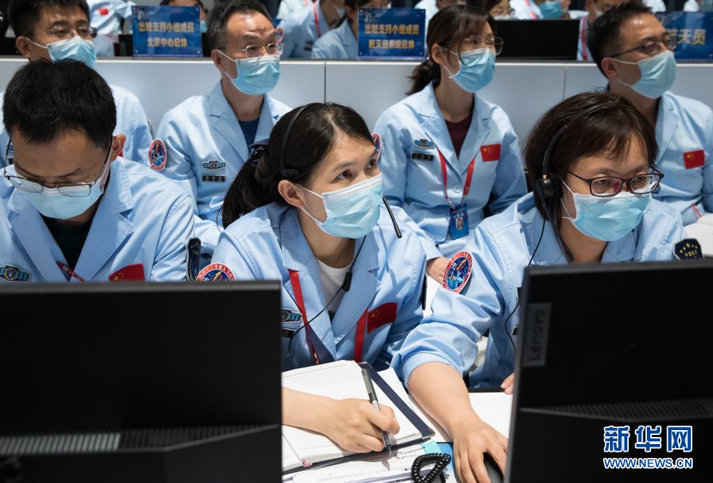 新华社快讯：中国载人航天工程办公室面向社会发布登月服征名活动，并首次公开中国登月服外观