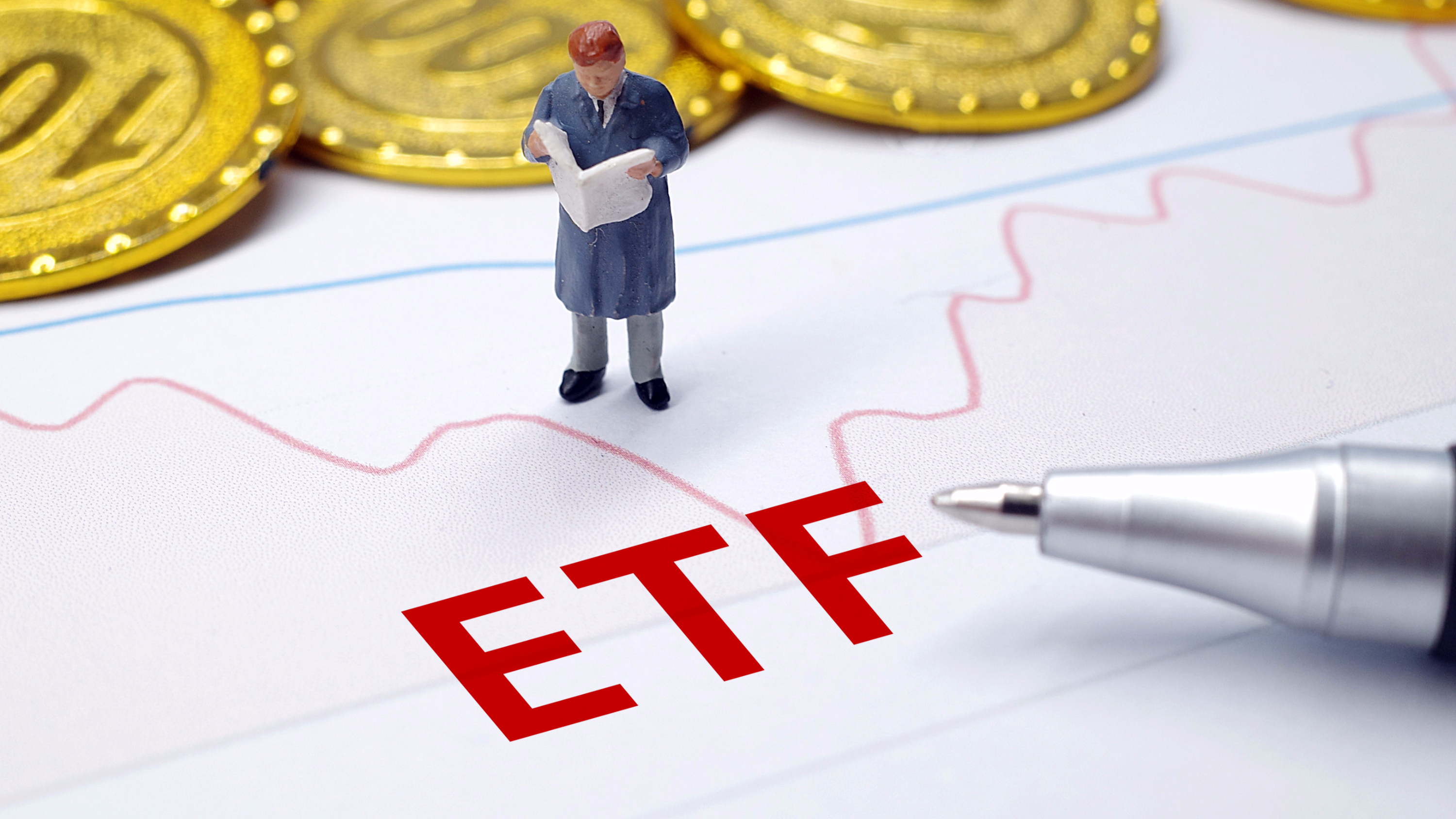 金价站上2440再创新高，行业最大黄金股ETF（517520）大涨近4%！年内涨幅居同类第一