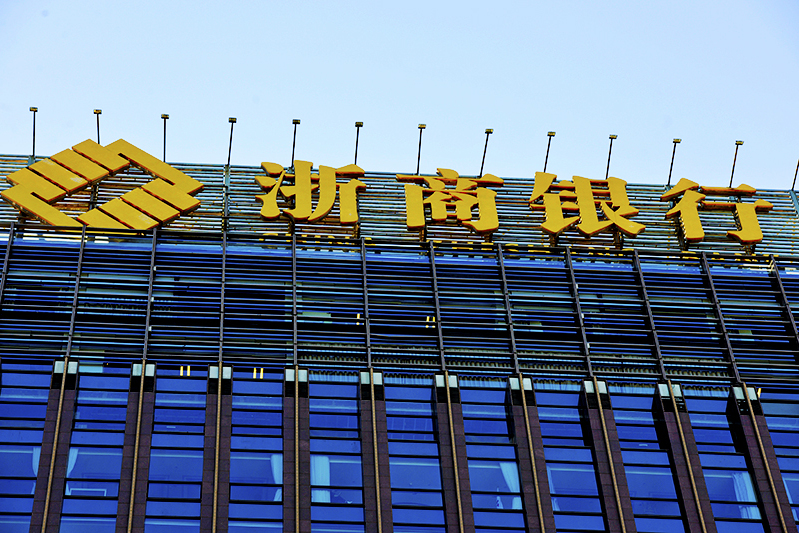 净息差五连降 上市银行“加减法”破局