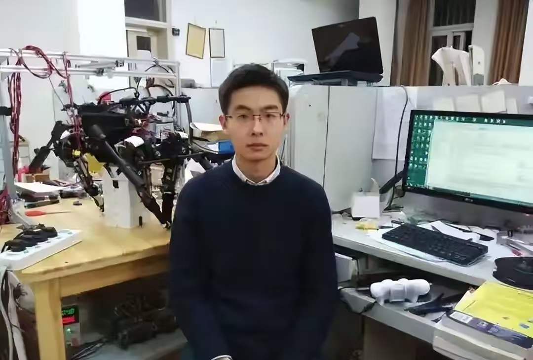 王兴兴谈智能体机器人关键挑战;巨星传奇签订5000台四足机器人销售合同|数智早参