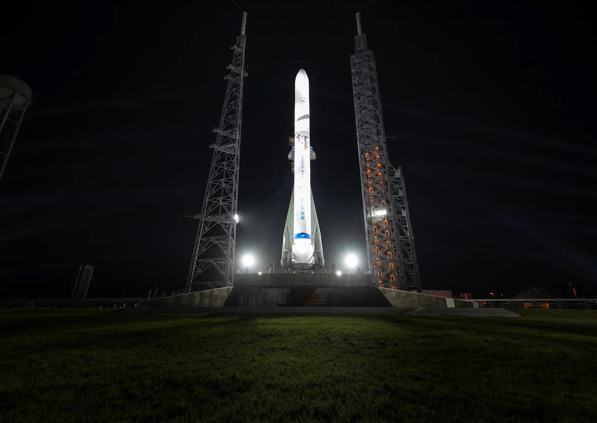“新格伦”火箭搭载火星探测器升空 第一级实现海上回收