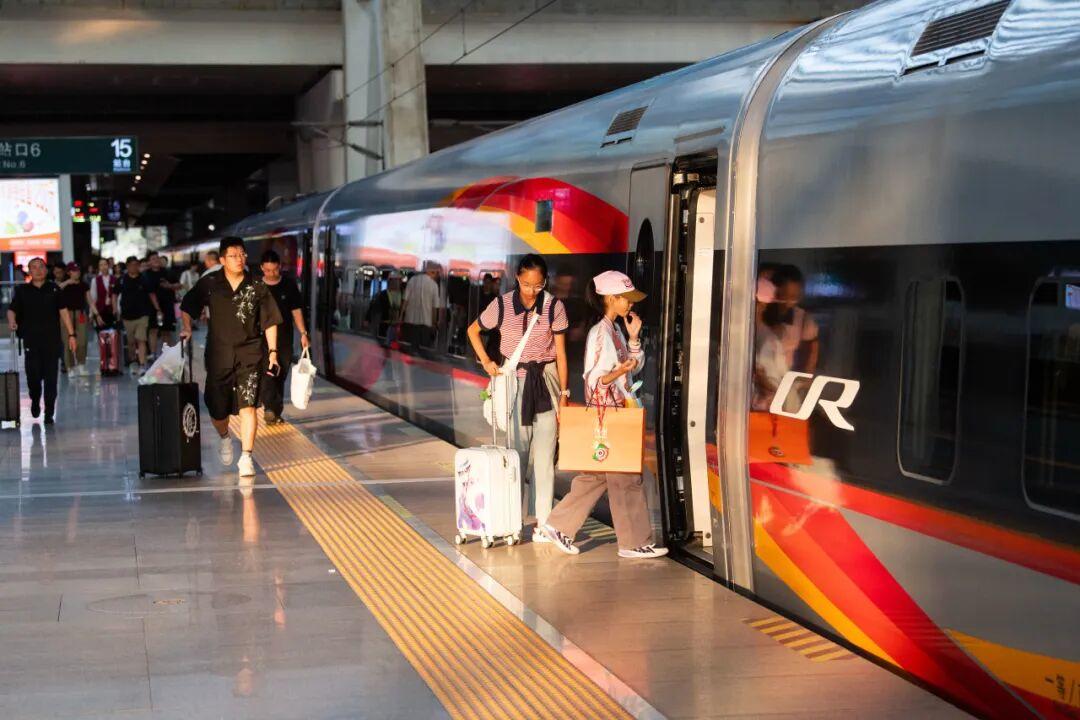 铁路迎来元旦假期客流最高峰
