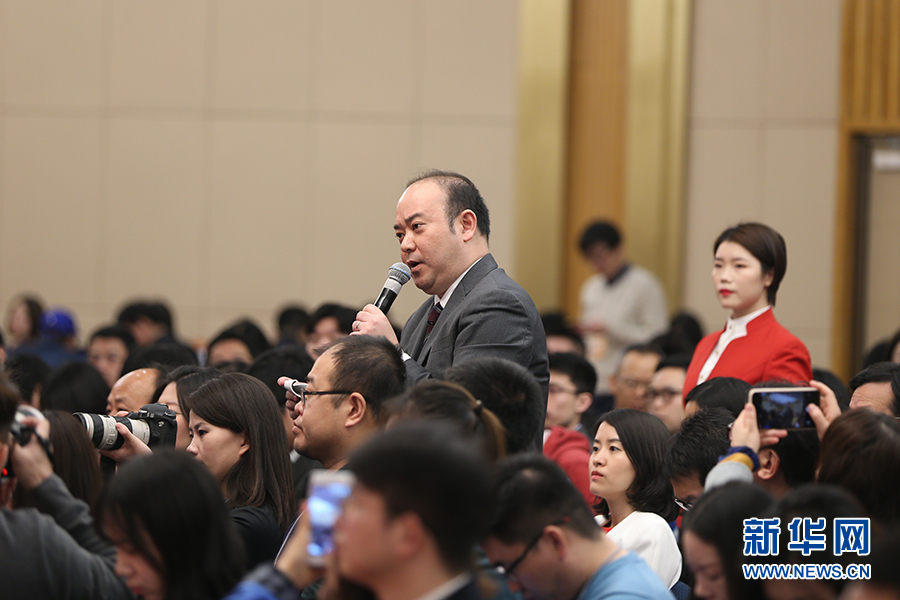 国家外汇管理局局长朱鹤新会见加拿大前总理克雷蒂安
