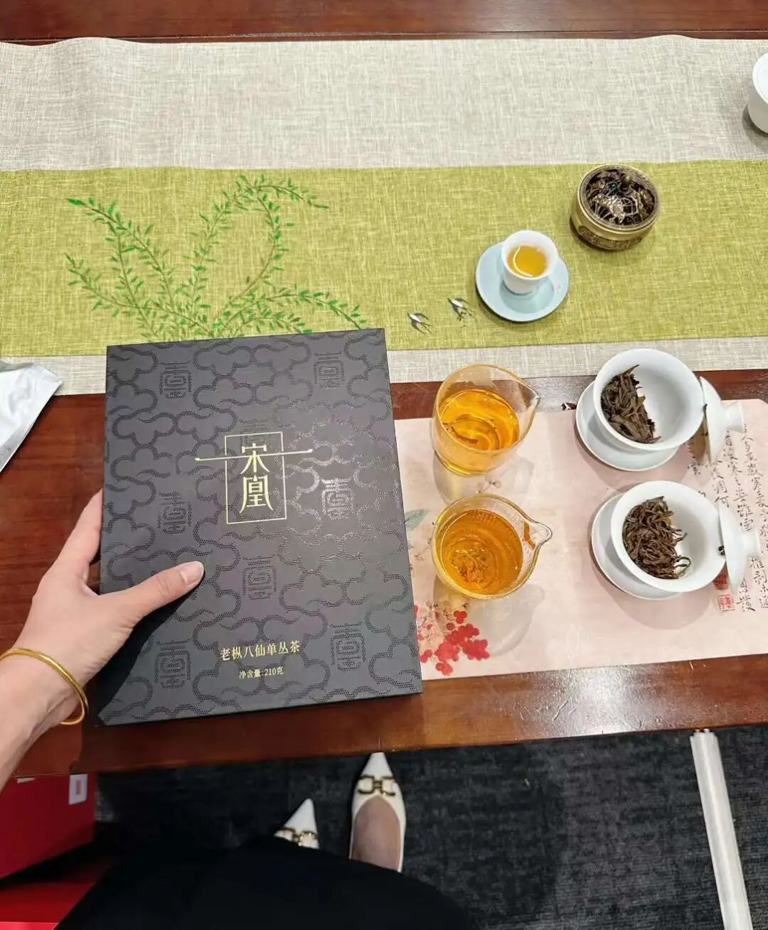 离谱!茶叶保质期标注“100年”,知名品牌回应