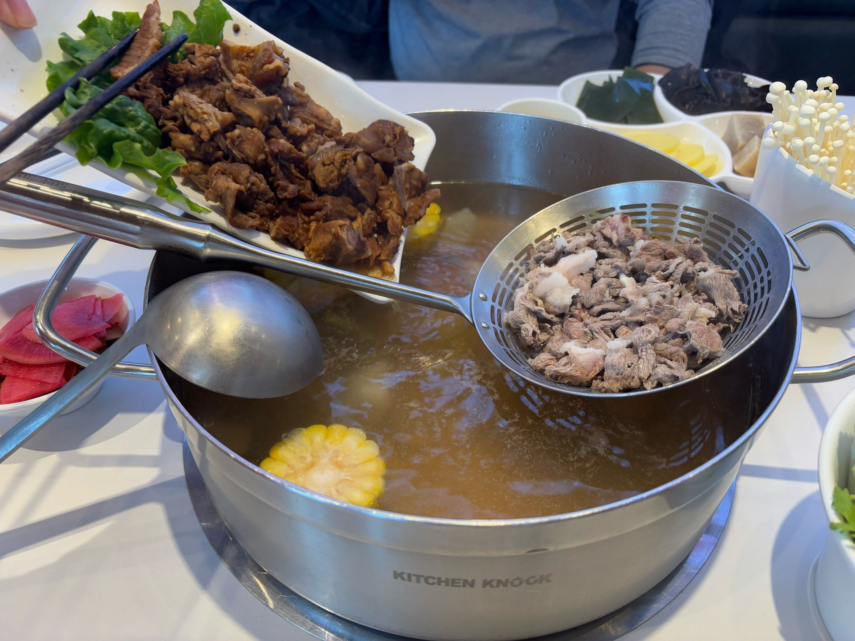黄仁勋现身深圳，“打卡”牛肉火锅店