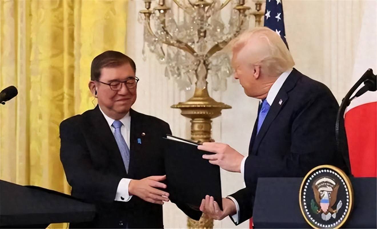 特朗普:将降低对印关税;净值单日下跌31.5%!白银基金给出解释;江苏响水一在建桥梁发生垮塌;阿里千问30亿加码春节AI大战 丨每经早参