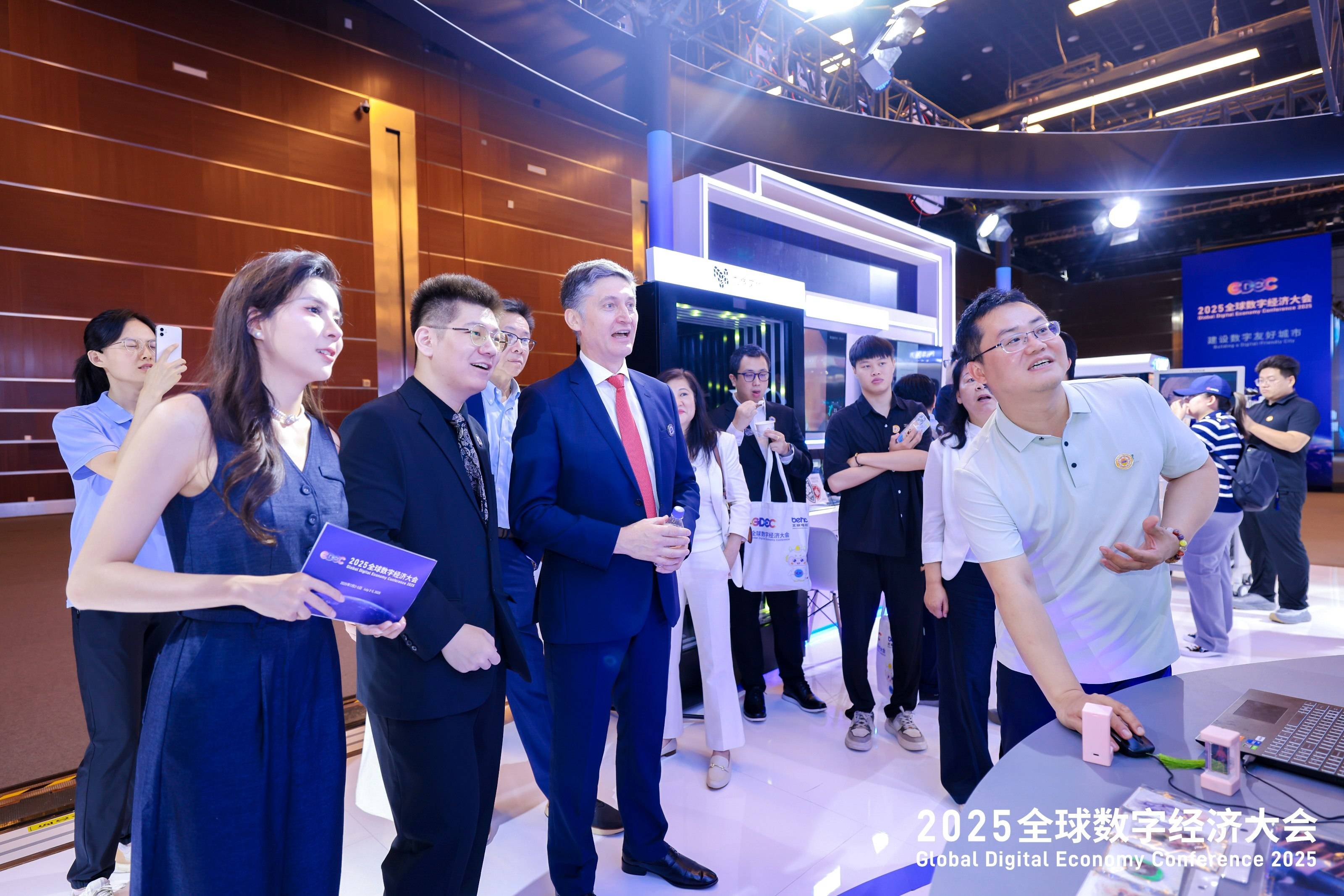 APEC其他经济体在广州投资企业超5万家;佛山工业机器人产量突破4.6万套丨大湾区财经早参