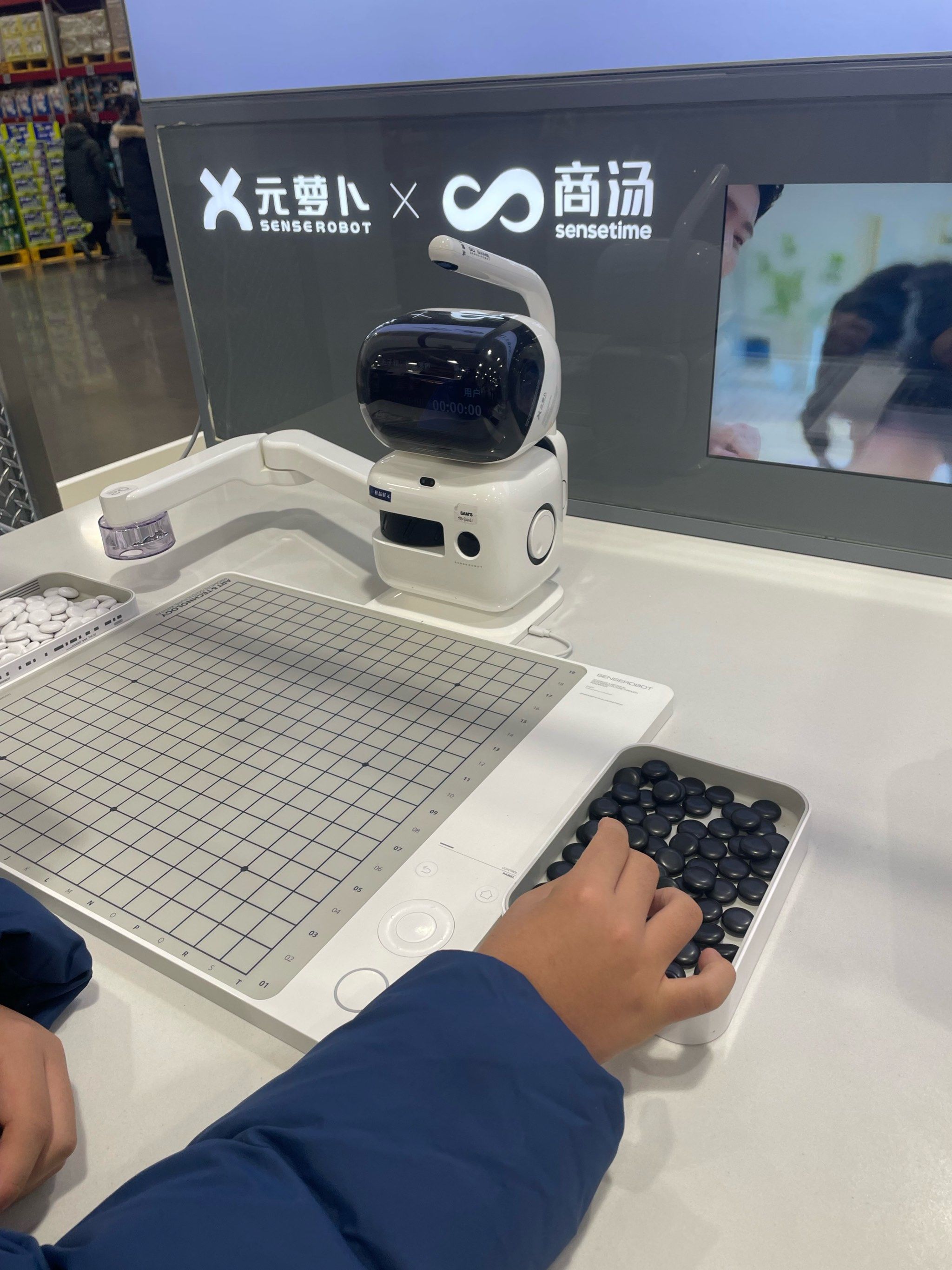 智元新机器人“下山”,满电续航最高8小时