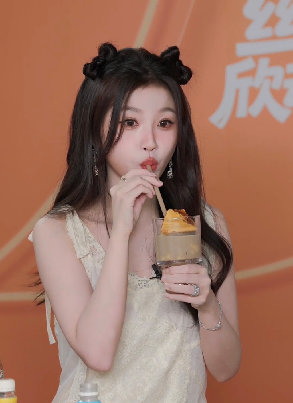 王菲水滴耳环再次出圈，网友立刻找到同款！窦靖童发文