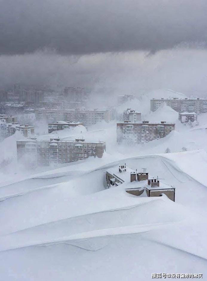 中国游客称因道路积雪，被困俄罗斯“极光村” 超40小时！有游客被安置在学校，安置点提供食物和热水，俄媒：滞留游客都已离开
