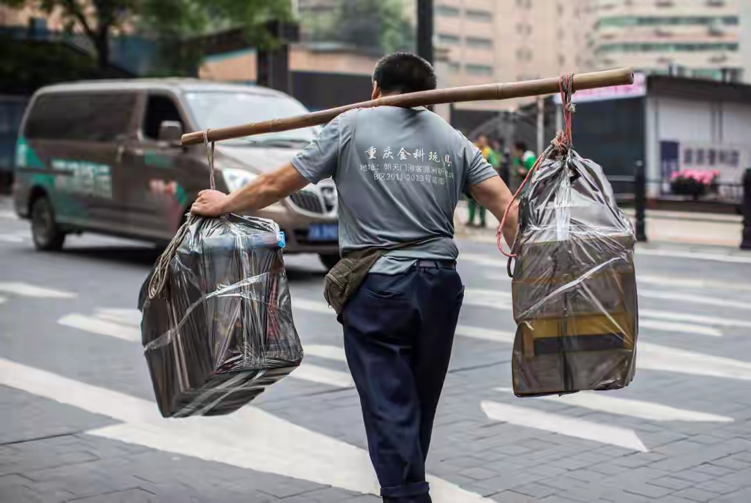 春晚引爆热搜，机器人“扎堆”登场；金价银价跳水，人民币暴拉；谷爱凌再夺银牌；625亿元国补落地；美军向中东增派战机丨每经早参