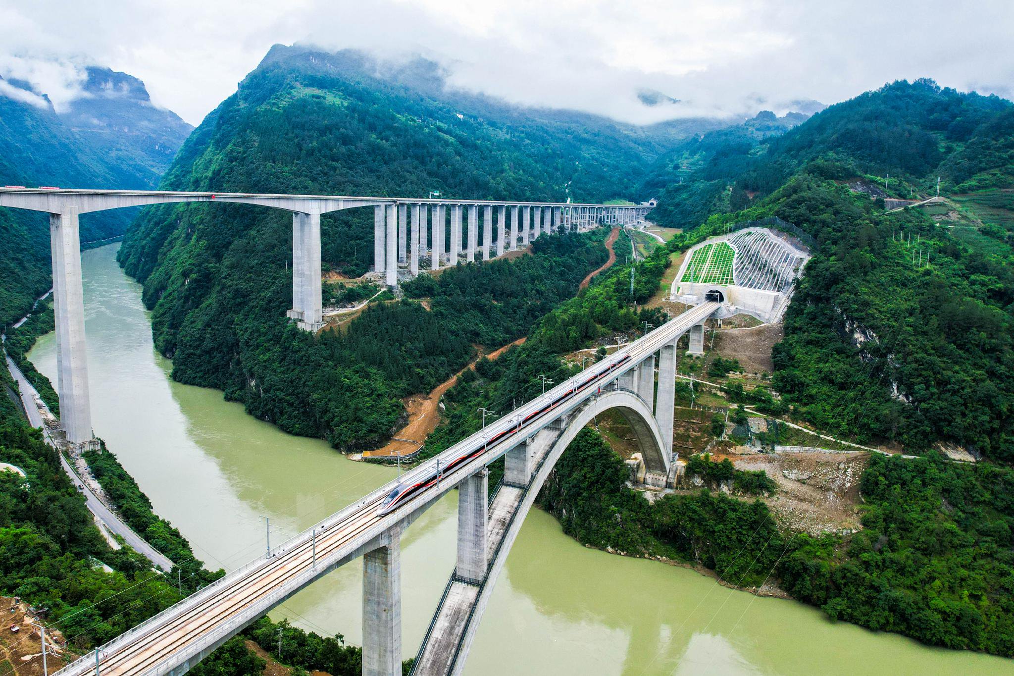 沿江高铁启新程 归乡路与发展路双向提速｜新春走基层
