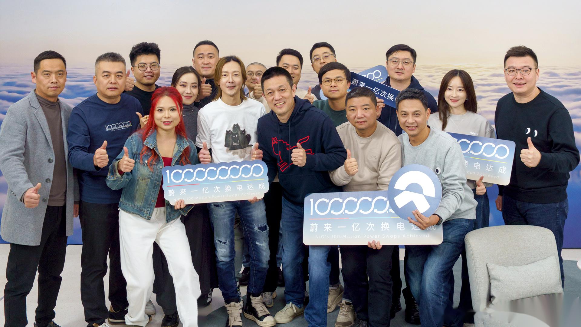 蔚来实现首次季度盈利,去年交付超32万台!公司市值单日大增超120亿元,李斌回应“闪充与换电之争”