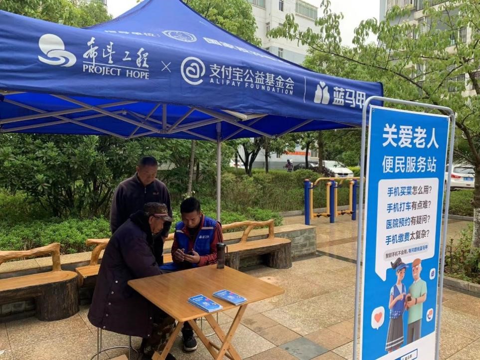 这群“蓝马甲”，架起实验室到市场的桥