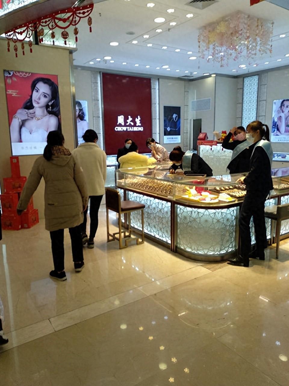 加盟代理扩张与单店质量提升双轮驱动，潮宏基2025年业绩高速增长