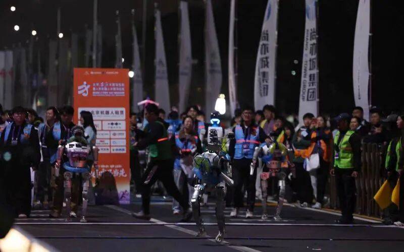 50分26秒!北京亦庄人形机器人半马冠军成绩超人类世界纪录
