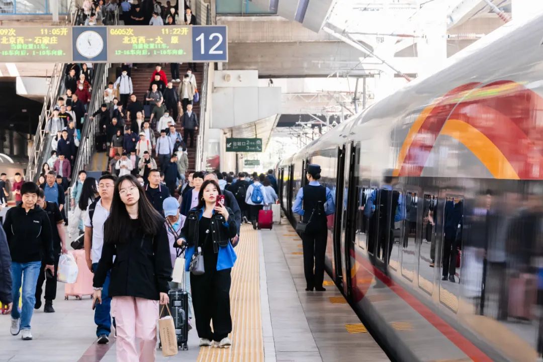 全国铁路单日旅客发送量连续三天超1900万人次